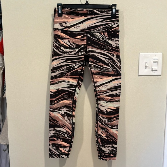 LULULEMON Wave Pattern Legging in Pink, Gray, and Black sz 8 EUC - Picture 2 of 6